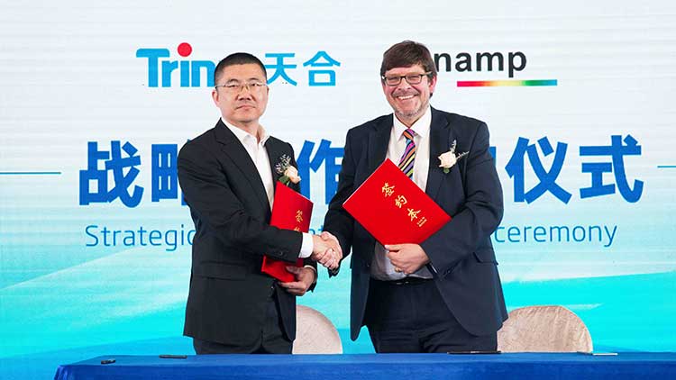 From left - Trina Solar VP John Ding and Sunamp CEO Andrew Bissell